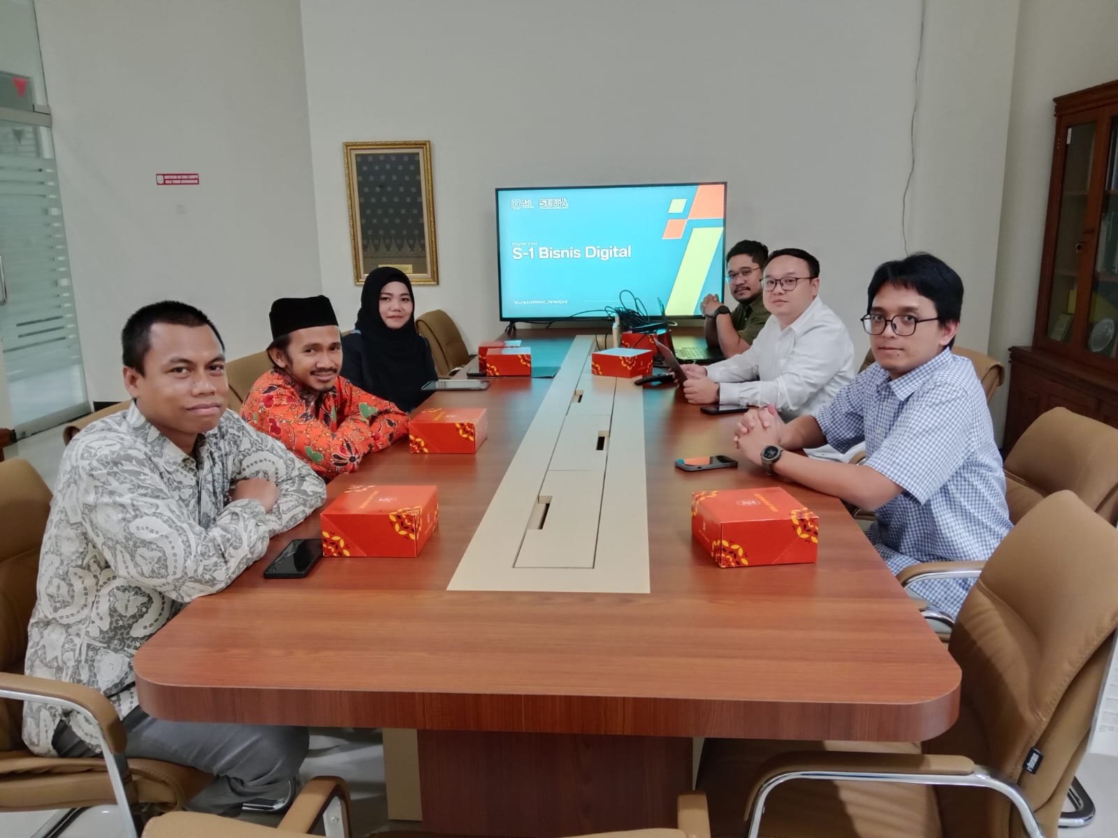 Kunjungan Benchmarking Program Studi S1 Bisnis Digital UIN Surakarta ke UNS